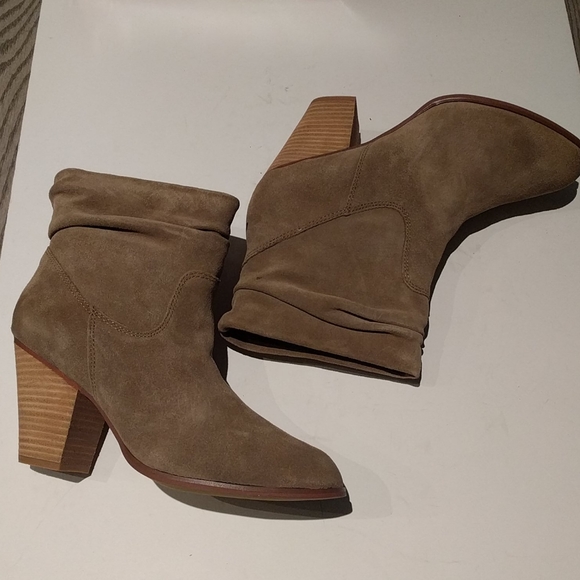 Beautiful suede leather boots by Chinese Laundry - Picture 3 of 13